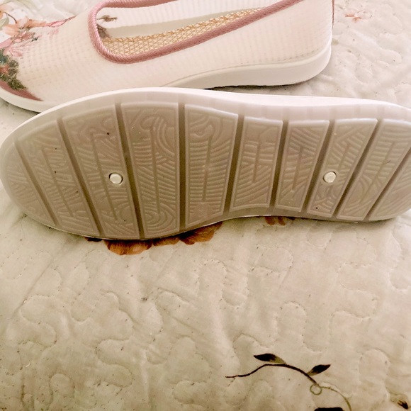 Super adorable floral summer flats - Size 7, 7.5 - Picture 2 of 6